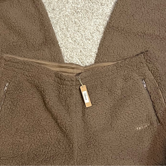 SKIMS Teddy Jogger Pants - Picture 7 of 7